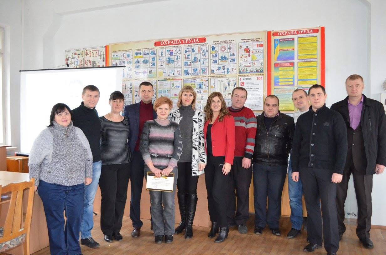Viktoriia with participants after an organizational psychology session